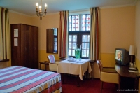 Hotel Keravic is een gezellig, kleinschalig hotel gelegen midden in de Lichtaartse bossen. U geniet hier van de rustige omgeving, persoonlijke service en de heerlijke keuken in ons restaurant.  Hotel Keravic beschikt over 11 luxueus ingerichte kamers met badkamer met bad of douche, TV, minibar, telefoon en draadloos internet.  's Ochtends verwennen wij u met een heerlijk ontbijt met heel wat verse producten.  Vanuit het hotel bevindt u zich onmiddellijk in de Kempense bossen.  Het ideale vertrekpunt voor een mooie wandeling, fiets- of mountainbiketocht!