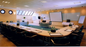 Zaal Schubert:      * grootte: 108 m2     * lengte: 12 meter     * breedte: 9.3 meter     * hoogte:     * capaciteit:           o theater: 90 personen           o klas: 45 personen           o u-vorm: 25 personen           o dubbele u-vorm: 40 personen     * daglicht     * wifi     * geluidsinstallatie mogelijk     * 12 meter whiteboard